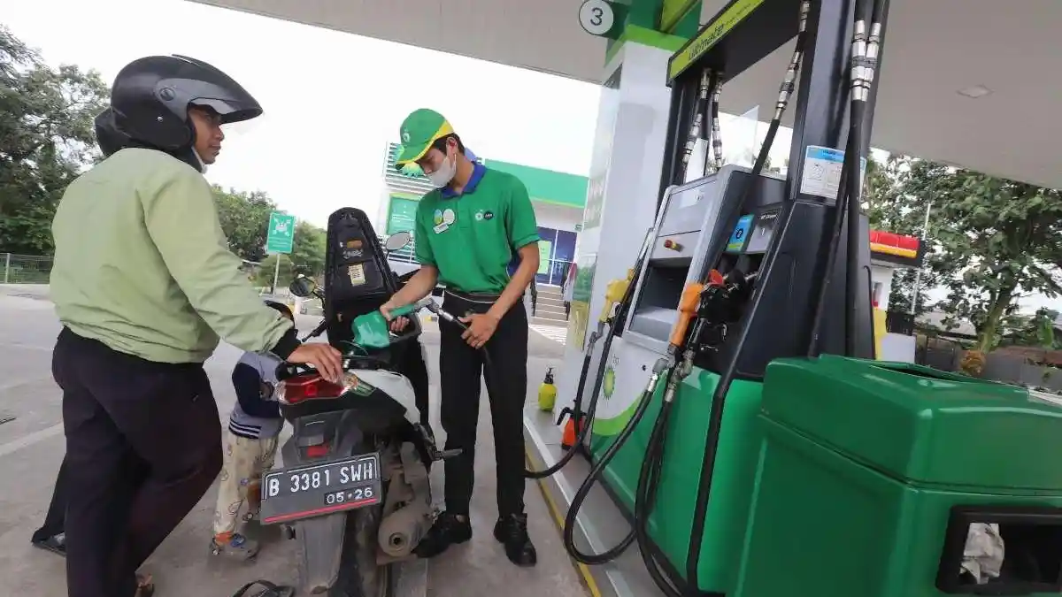Resmi Ikut Turun! Harga BBM Terbaru Hari Ini di SPBU AKR, Bandingkan dengan Pertamina