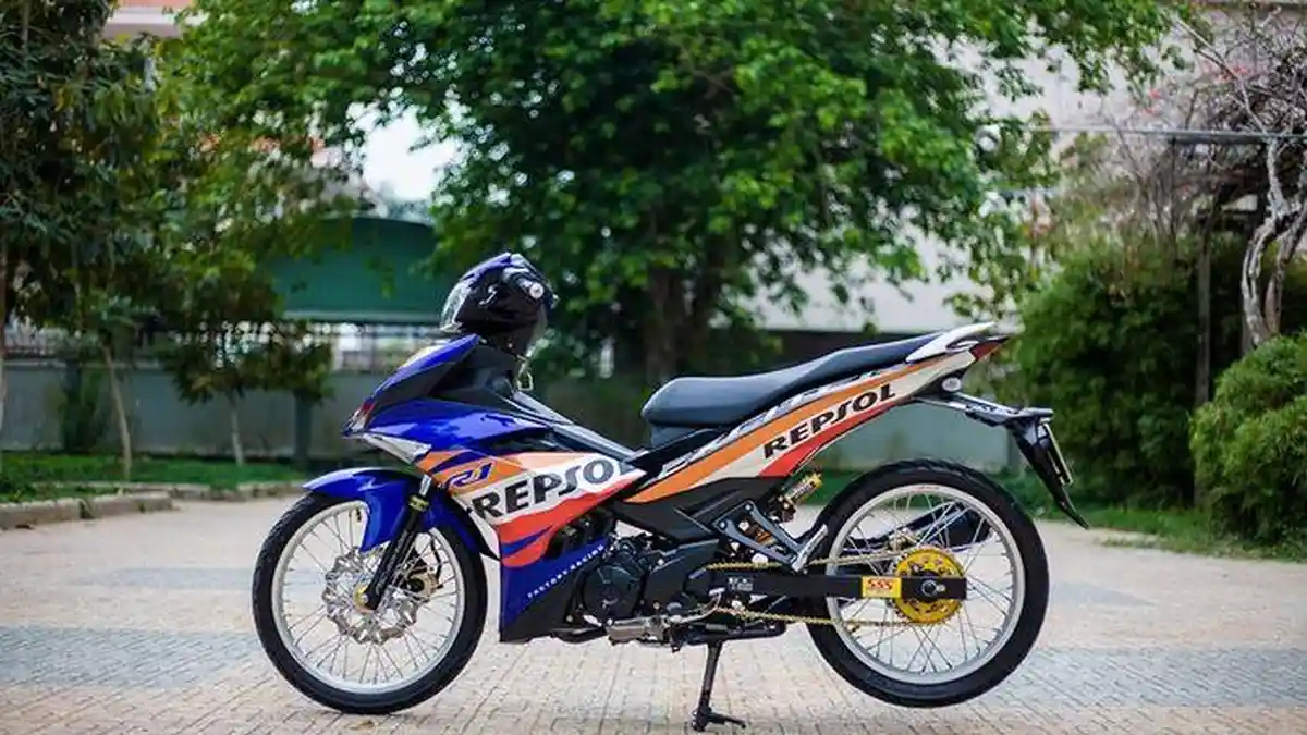 Yamaha MX King Dipaksa Gunakan Seragam Livery Repsol, Beginilah Jadinya