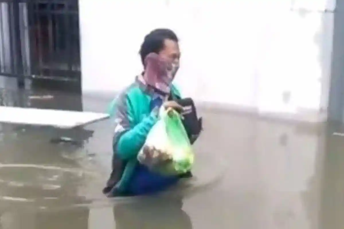 Cerita Driver Ojol Terobos Banjir Setinggi Pinggang Antar Pesanan Pelanggan