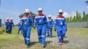 Oki-Muraza-beserta-jajarannya-saat-mengunjungi-Kilang-Pertamina-Balonganf.jpg