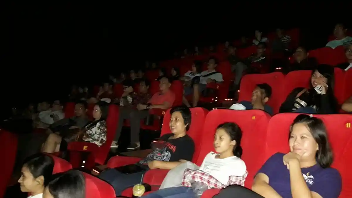 Pengguna TFC Tertawa Lepas Saat Nobar  Film Hujan Bulan Juni