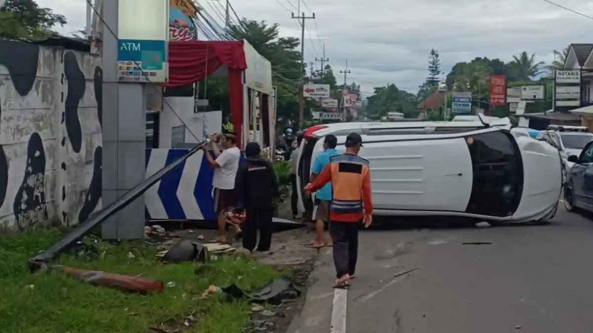Tabrak Tiang Telepon Sampai Bengkok, Sebuah Minibus di Jalan Raya Puncak Bogor Terguling