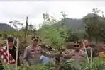 Kapolres-Tanah-Karo-AKBP-Wahyudi-Rahman-dua-kanan-menunjukkan-batang-ganja.jpg