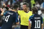 Gelandang Kroasia Protes Keputusan Wasit Daniele Orsato 