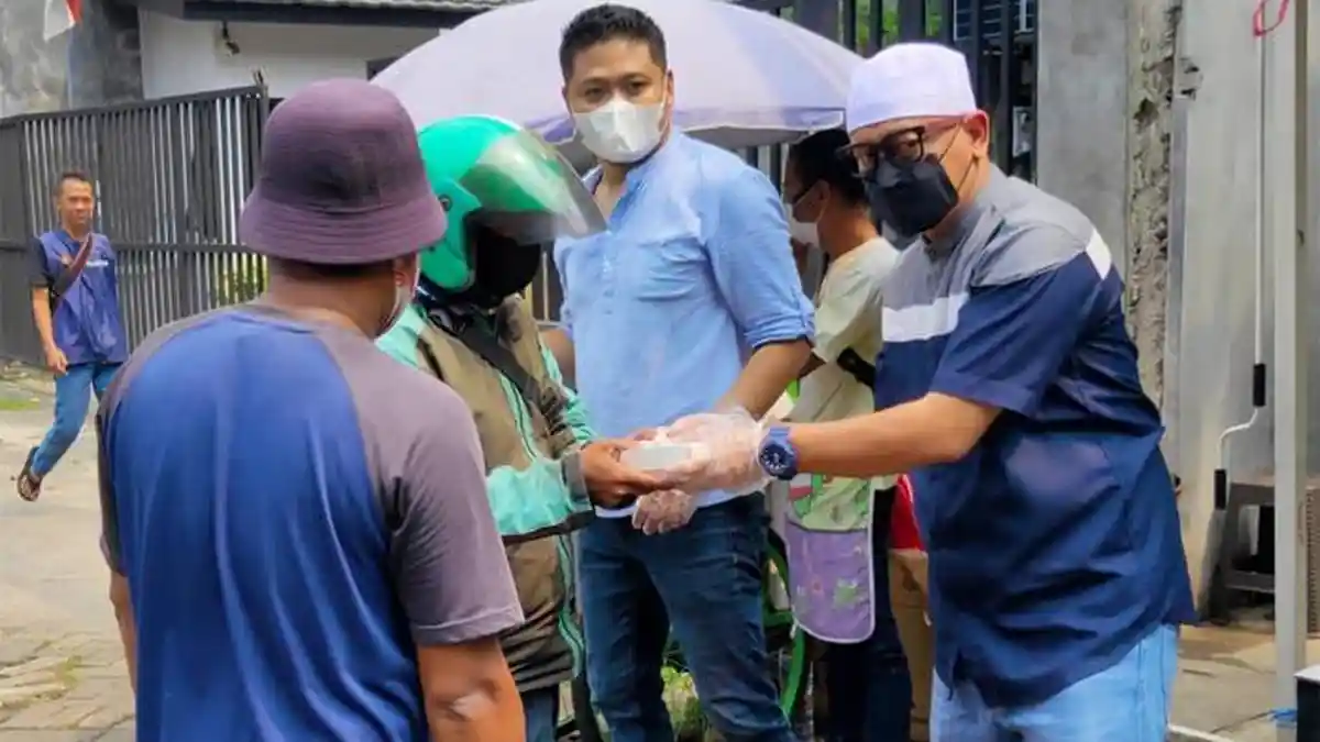 Ustaz Zacky Mirza Ikut Bagikan 1.000 Porsi Dimsum di Jalanan, Bantu Masyarakat Terdampak PPKM