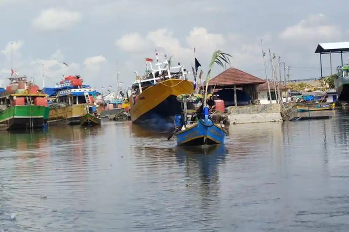 Meriahnya Nadran Nelayan Karangsong Indramayu, Ibu-ibu Hingga Anak-anak Ikut Larung Kepala Kerbau