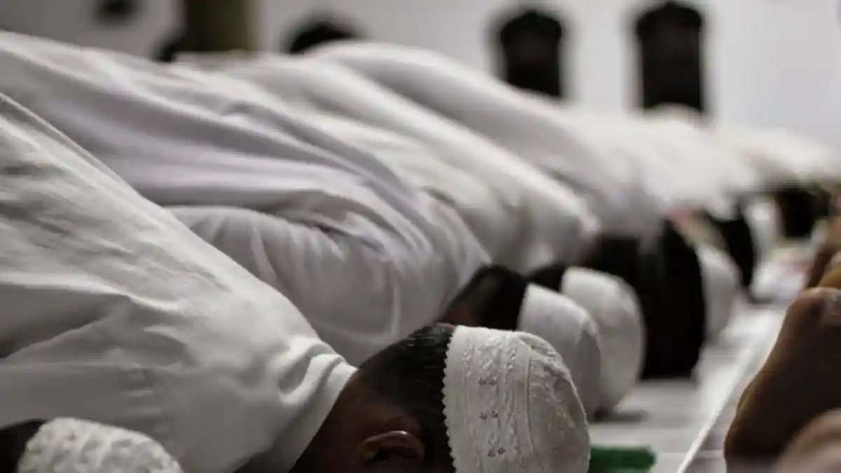 Perlu Pembelajaran Lebih Lanjut, Malaysia Belum Izinkan WNA Salat Berjamaah di Masjid
