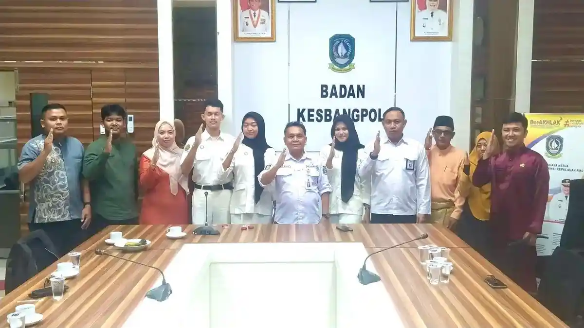 Bakesbangpol Kepri Sematkan PIN Purna Paskibraka Duta Pancasila ke 3 Perwakilan