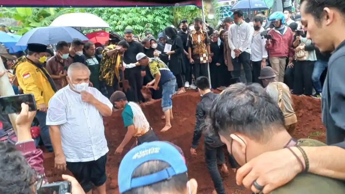 Gerimis dan Isak Tangis Pelayat Warnai Pemakaman Vanessa Angel-Bibi Ardiansyah