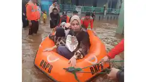 BANTU-WARGA-Warga-menaiki-perahu-karet.jpg