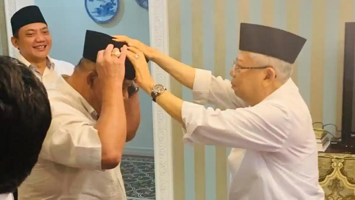 Kopiah Hitam dari KH Maruf Amin Dipakai Tim Hukum 01 Saat Sidang Putusan di MK