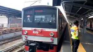 rangkaian-krl-commuterline-di-stasiun-kota-ok.jpg