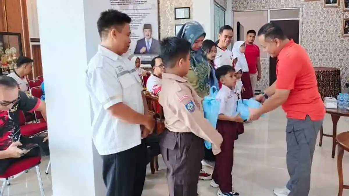 Anak Pegawai Lapas Narkotika Pangkalpinang Dapat Bantuan Peralatan Sekolah 