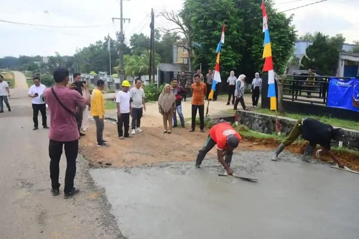 Sambut Program Pemutihan Pajak, Pemkab Mesuji Perbaiki Jalan Rusak Menuju Kantor Samsat