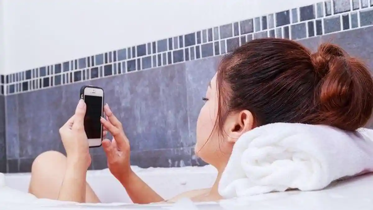 Mama Muda Tewas Tersengat Listrik Ponsel yang Jatuh di Bak Kamar Mandi