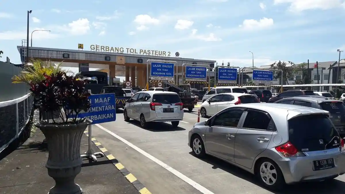 Sabtu Siang, Antrean Kendaraan di GT Pasteur 2 Arah Masuk Kota Bandung Mengular