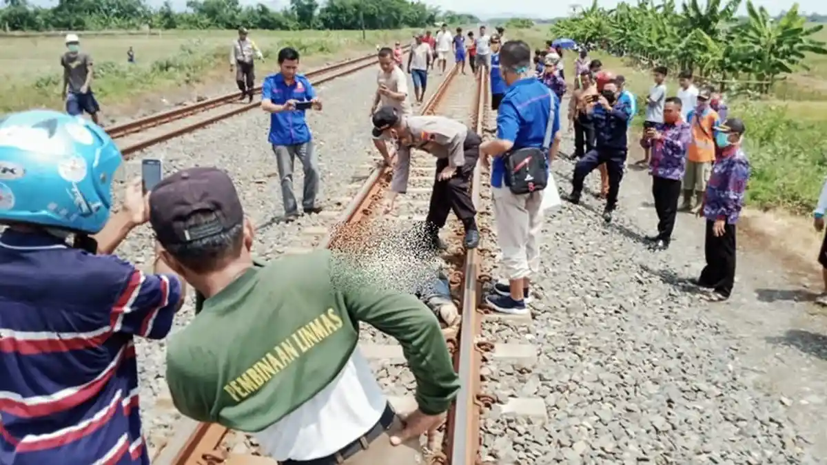 Pria Tertabrak Kereta Pengangkut Semen di Perlintasan Banyuurip Kendal, Diduga Gangguan Jiwa