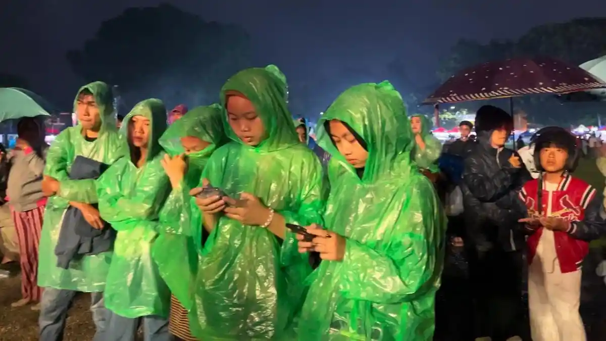 Pengunjung Pergantian Tahun Baru di Alun-alun Wonosobo Basah-basahan Diguyur Hujan