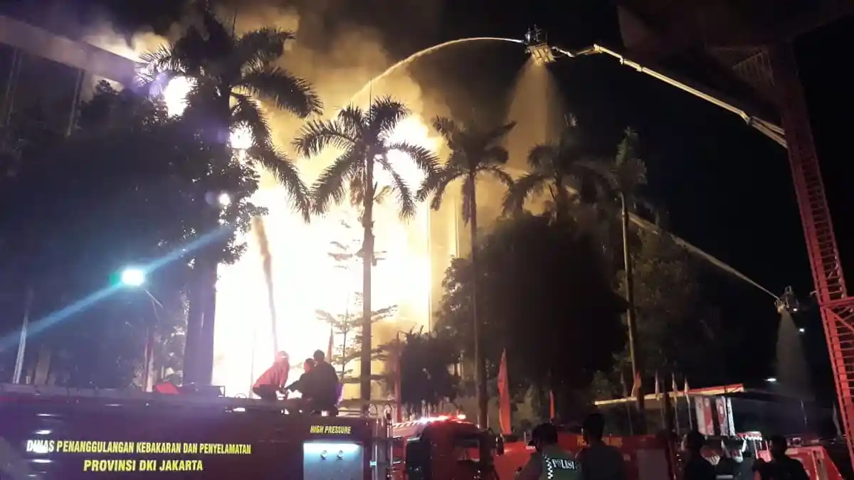Minggu Dini Hari, Api Membesar dan Menjalar ke Sayap Kiri Kejaksaan Agung RI