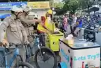 Patroli Naik Sepeda, Petugas Satpol PP Kota Medan Tertibkan PKL