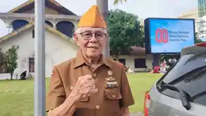 Seorang-Purnawirawan-TNI-Sumarno-80-berfoto-usai-menghadiri-upacara.jpg