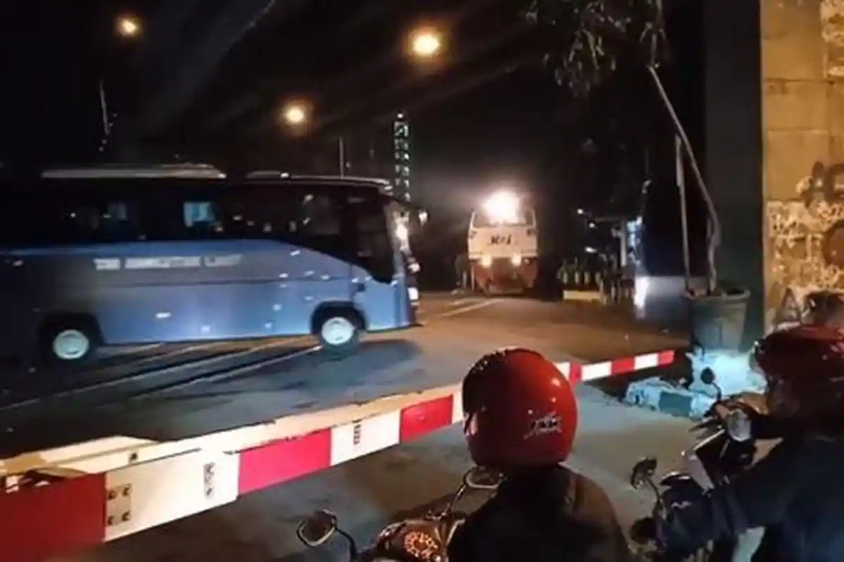 Viral Dua Bus TNI AL Terobos Perlintasan KA di Malang, 2 Pengemudi Diperiksa