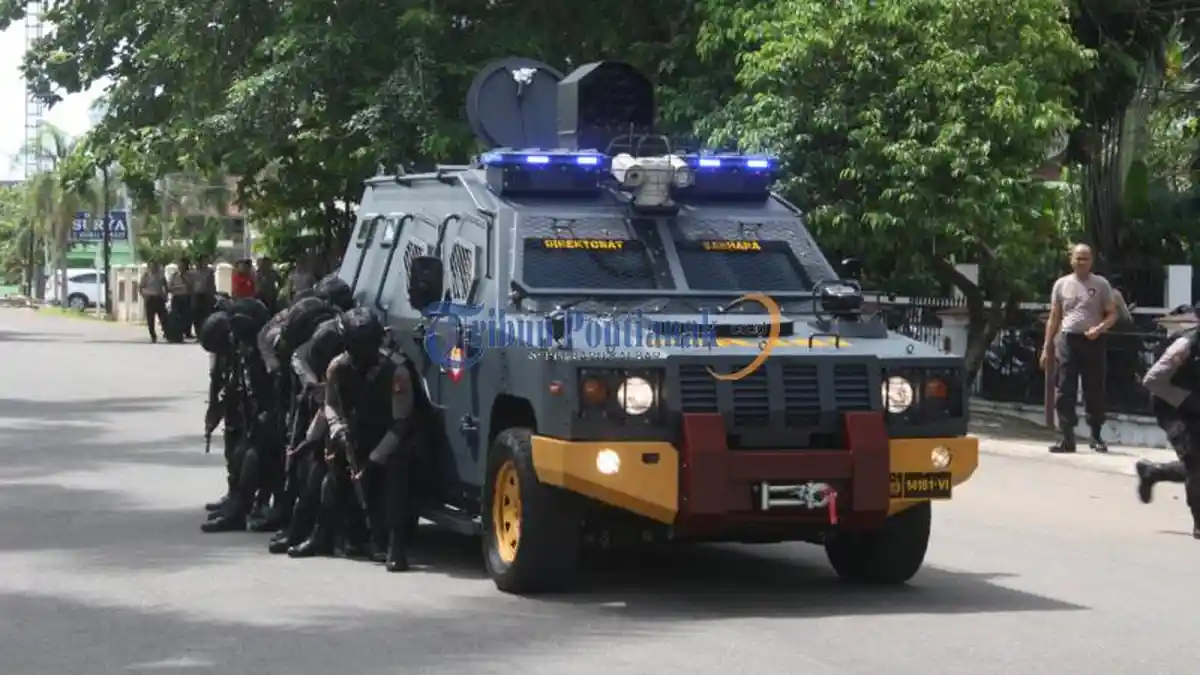 Pasukan Elite Direktorat Sabhara Polda Kalbar Gelar Latihan Teknis - dit-sabhara-polda-kalbar_20170518_193416.jpg