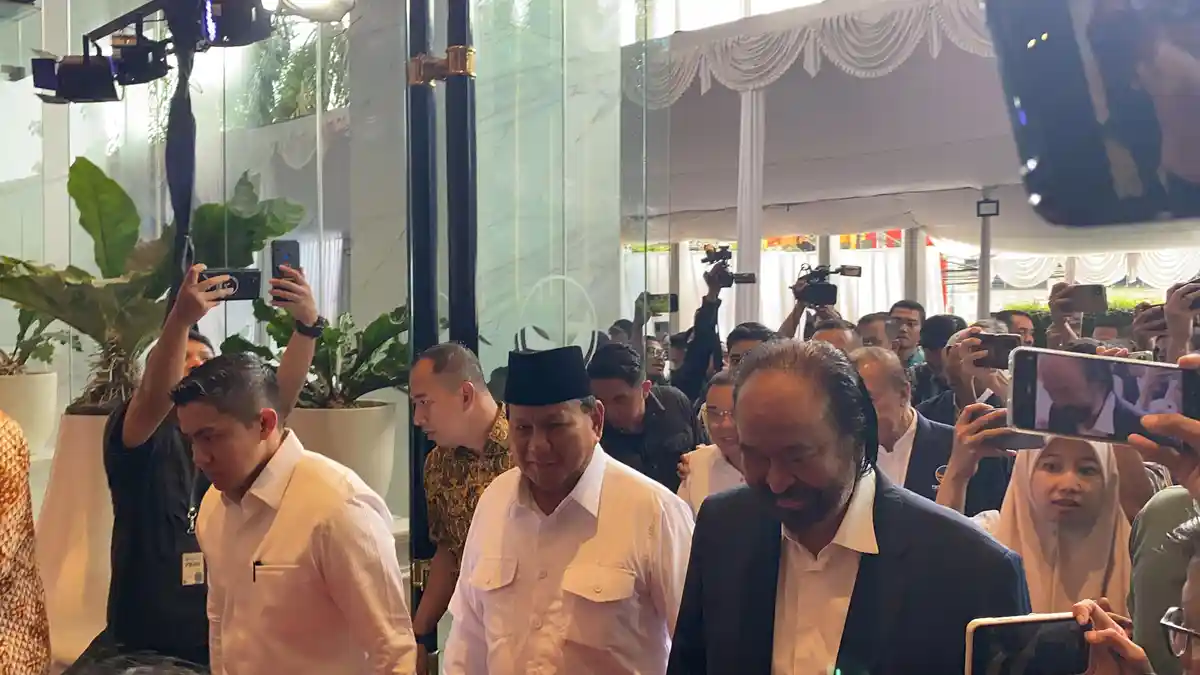 Mesranya Prabowo Subianto dan Surya Paloh, Saling Berpelukan di NasDem Tower