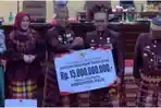HUT-WAJO-Bupati-Wajo-Andi-Rosman-menerima-bantuan-keuangan.jpg