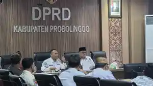Sekretaris-Komisi-III-DPRD-Kabupaten-Probolinggo-Deni-Ilhami-rapat-rpd.jpg