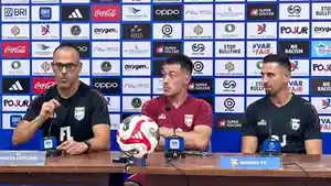 Pelatih-Borneo-FC-Fabio-Lefundes-kiri-dan-Mariano-Peralta-tengah-saat-jumpa-pers.jpg