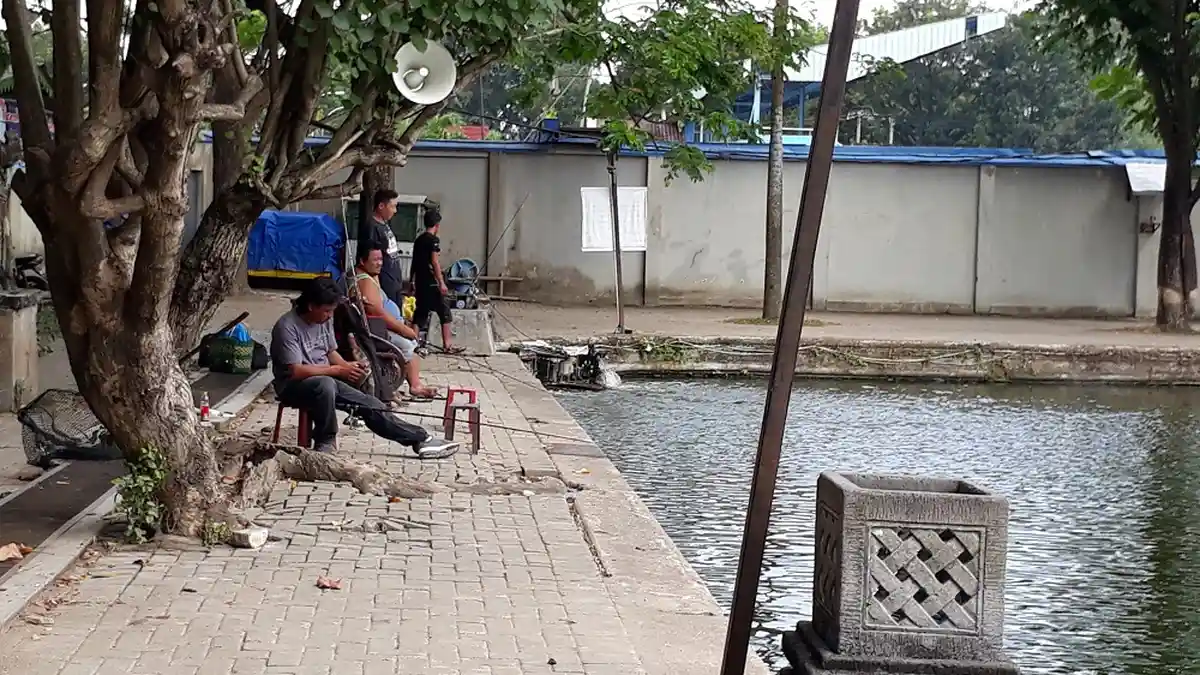 Ngabuburit dengan Memancing di Taman Balekambang Solo
