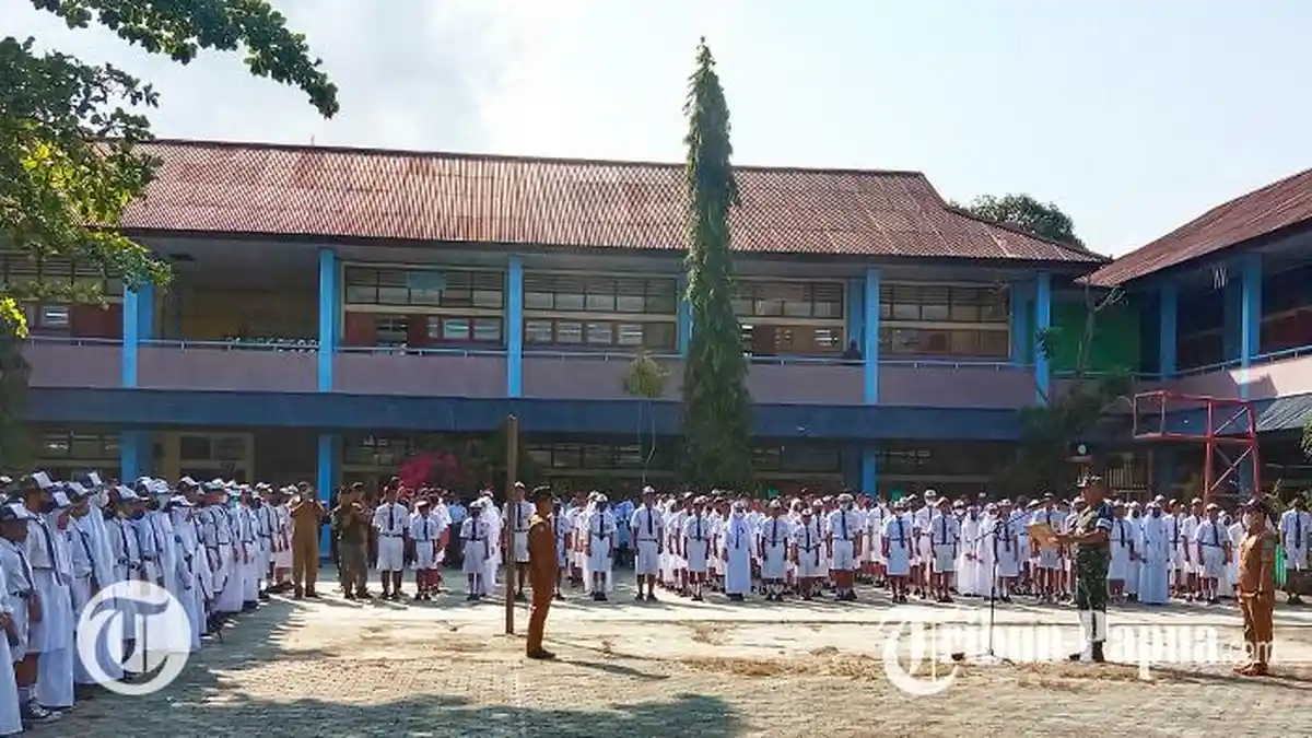 SMP Negeri 1 Sentani Laksanakan Upacara Perdana, Danrem JO Sembiring: Kita Bersyukur kepada Tuhan