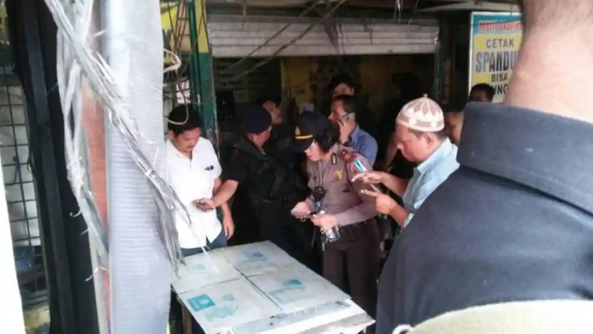 BREAKINGNEWS: Polisi Temukan Buku dan Plat Hasil Percetakan Diduga Berlogo ISIS