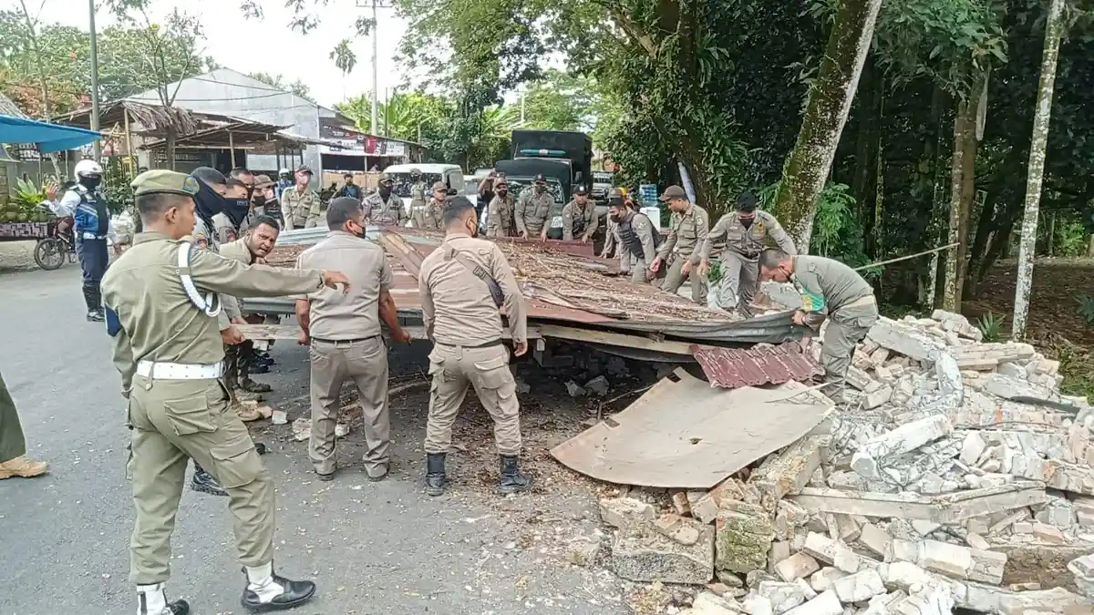 Tim Gabungan Satpol PP Bongkar 3 Bangunan Liar di Medan Tuntungan