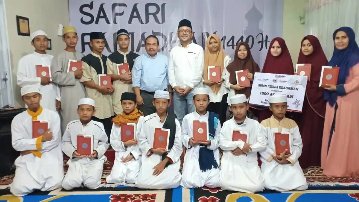 Dukung Safari Ramadan BUMN, Askrindo berbagi 1000 Al-Qur’an di Pontianak - foto-bersama-mohammad-wafdy-pimpinan-askrindo-cabang-pontianak.jpg