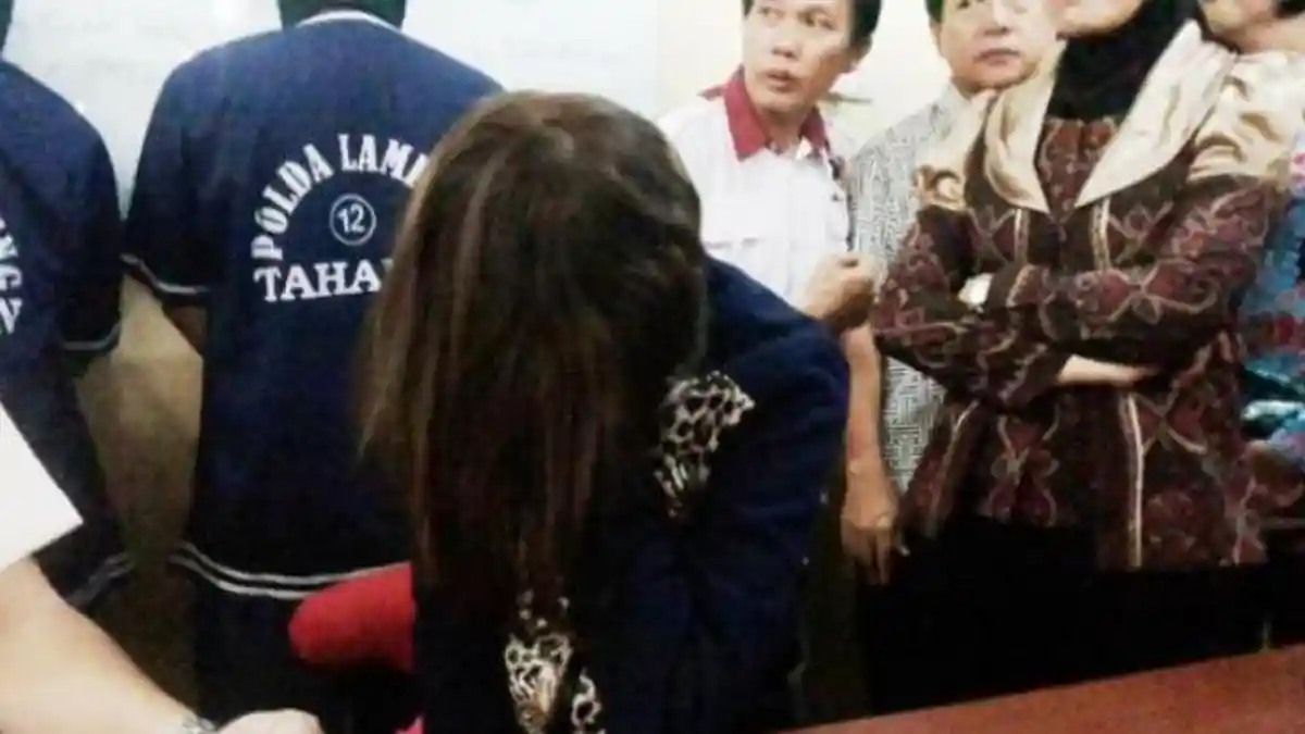 Pedangdut Hesty 'Klepek-klepek' dalam Kondisi Hamil Saat Dijaring Polisi - hesty-ditangkap_20160220_074555.jpg