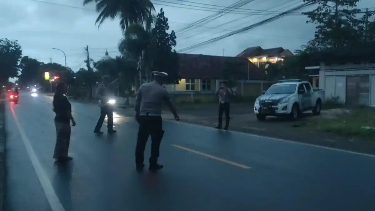 Dua Pengendara Motor Terpental Hingga Selokan di Padaherang Pangandaran