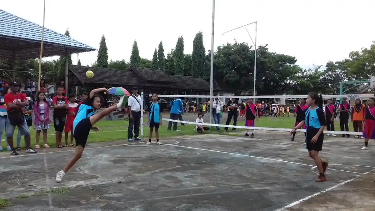 Lihat, Siswi SMP di Pangkep Main Takraw, Sepak Kudanya 'Ganas' - takraw-siswi-pangkep_20160315_120949.jpg