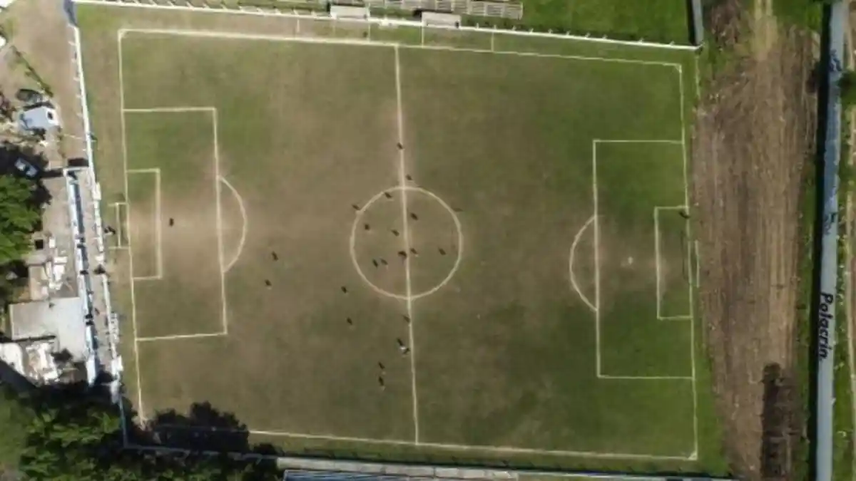 Lapangan Sepak Bola Klub Ini Miring, Ukuran Kotak Penalti Mirip Trapesium