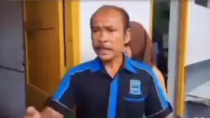 Choky-orang-tua-siswa-yang-tinggal-kelas-di-SMA-8-Medan-protes.jpg
