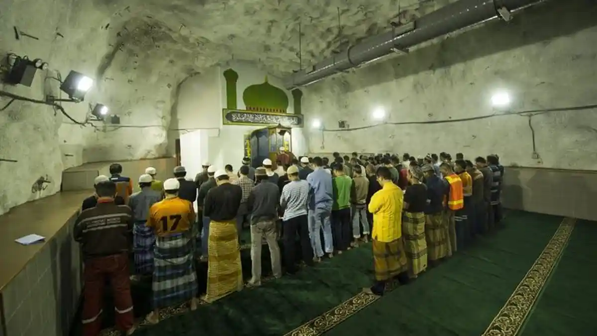 Berburu Pahala Ramadan: Tetap Semangat Ibadah Berpuasa di Kedalaman 1.760 Meter Perut Bumi