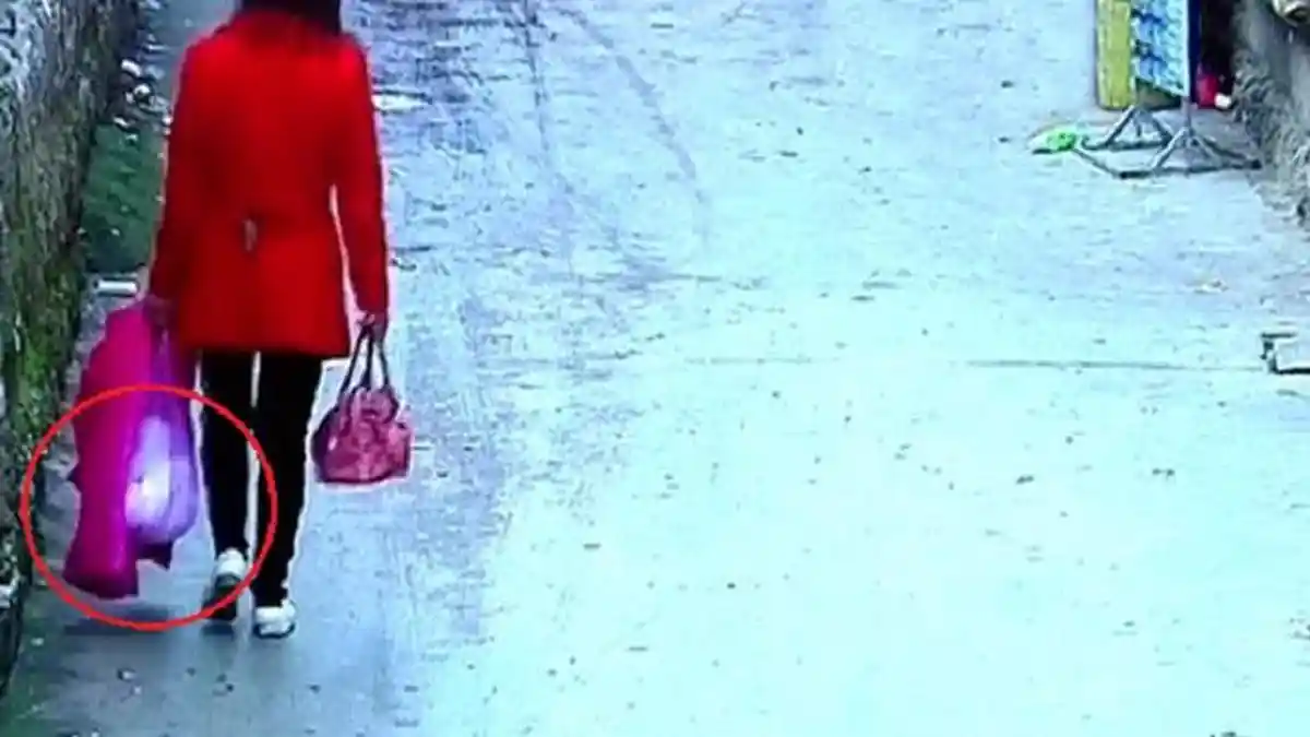 Wanita Misterius Terekam Membawa Kantung Kresek, Isinya Bikin Publik Marah!