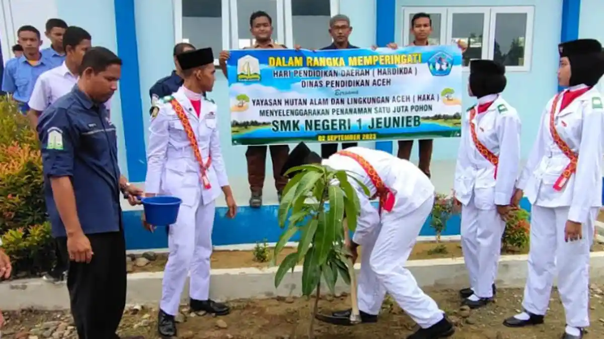 Siswa SMKN 1 Jeunieb Bireuen Ikut Tanam Pohon di Momen Hardikda