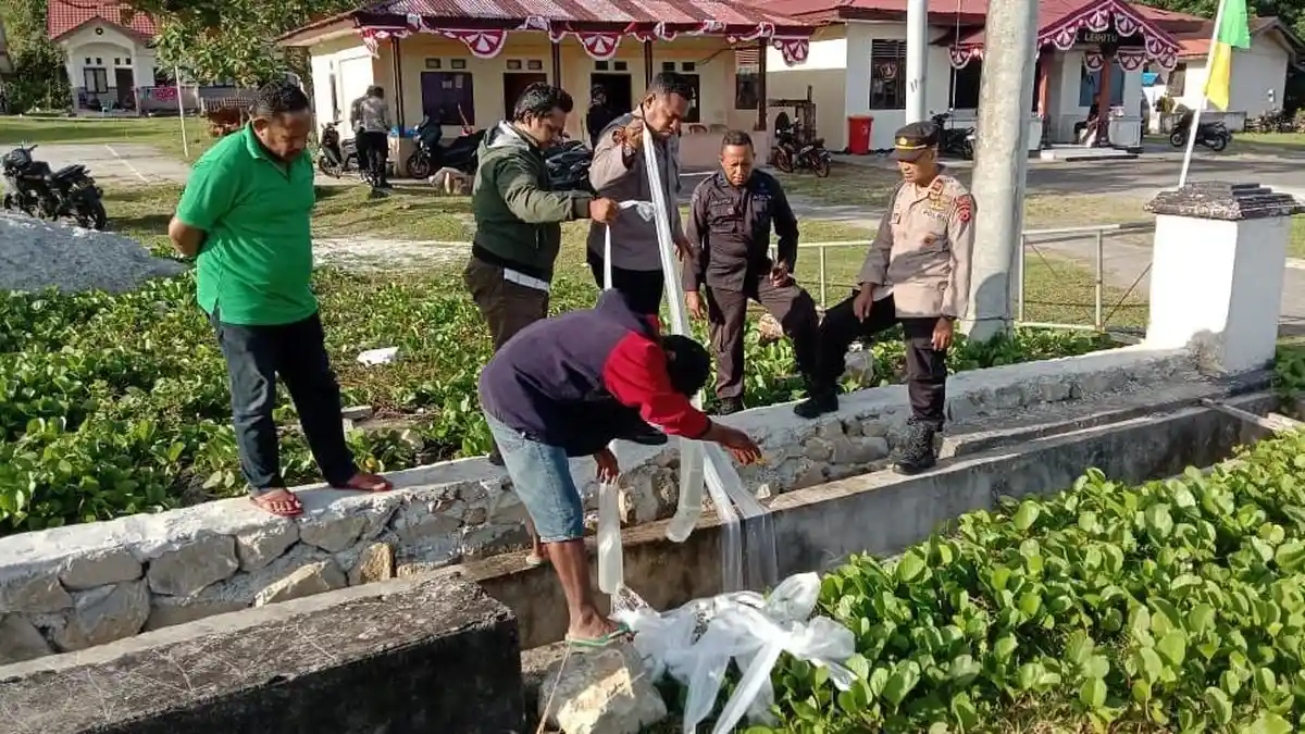 Aparat Polsek Leihitu Sita 100 Liter Sopi dari Warga Passo
