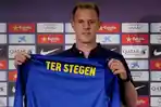 kiper-barcelona-marc-andre-ter-stegen-berpose-dengan-memegang.jpg