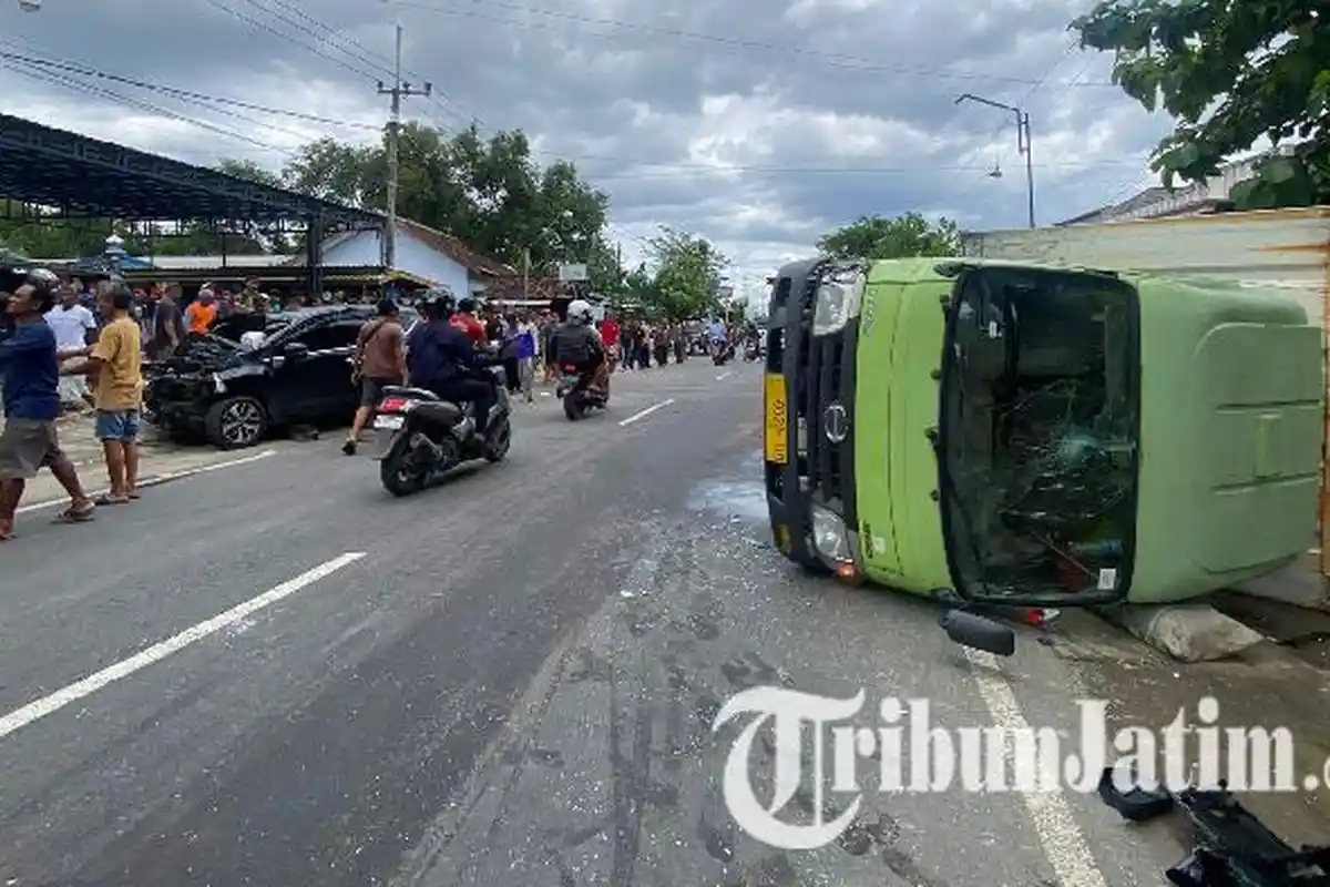 Kesaksian Warga dalam Kecelakaan Truk Ekspedisi vs Mobil Xpander di Ponorogo: Nyolong Jalan