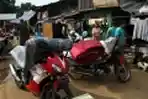 Warga Bersihkan Peralatan Rumah Tangga yang Terendam Banjir