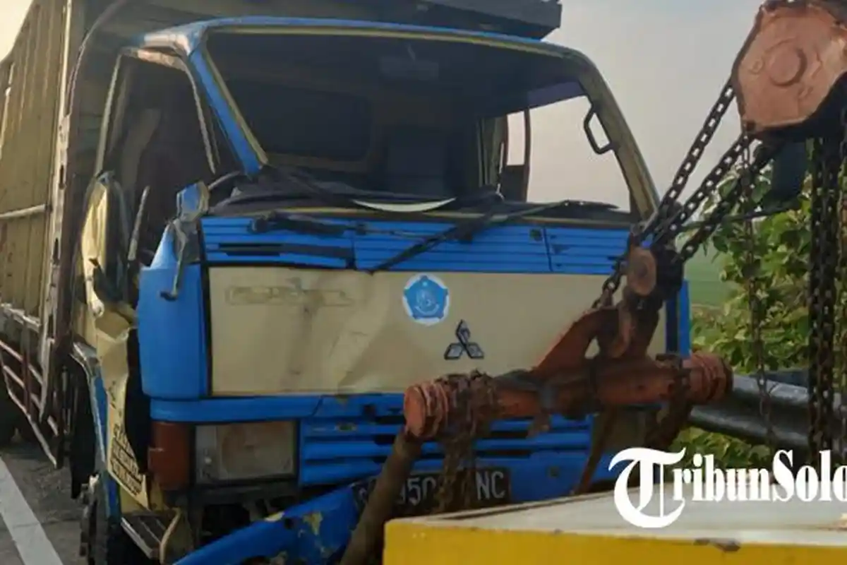 Petaka Rabu Pagi di Jalan Tol Solo - Ngawi Karanganyar, Bus Eka Tabrak Truk: Dua Orang Luka-luka 