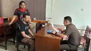 i-Mimika-saat-menerima-tersangka-dan-barang-bukti.jpg